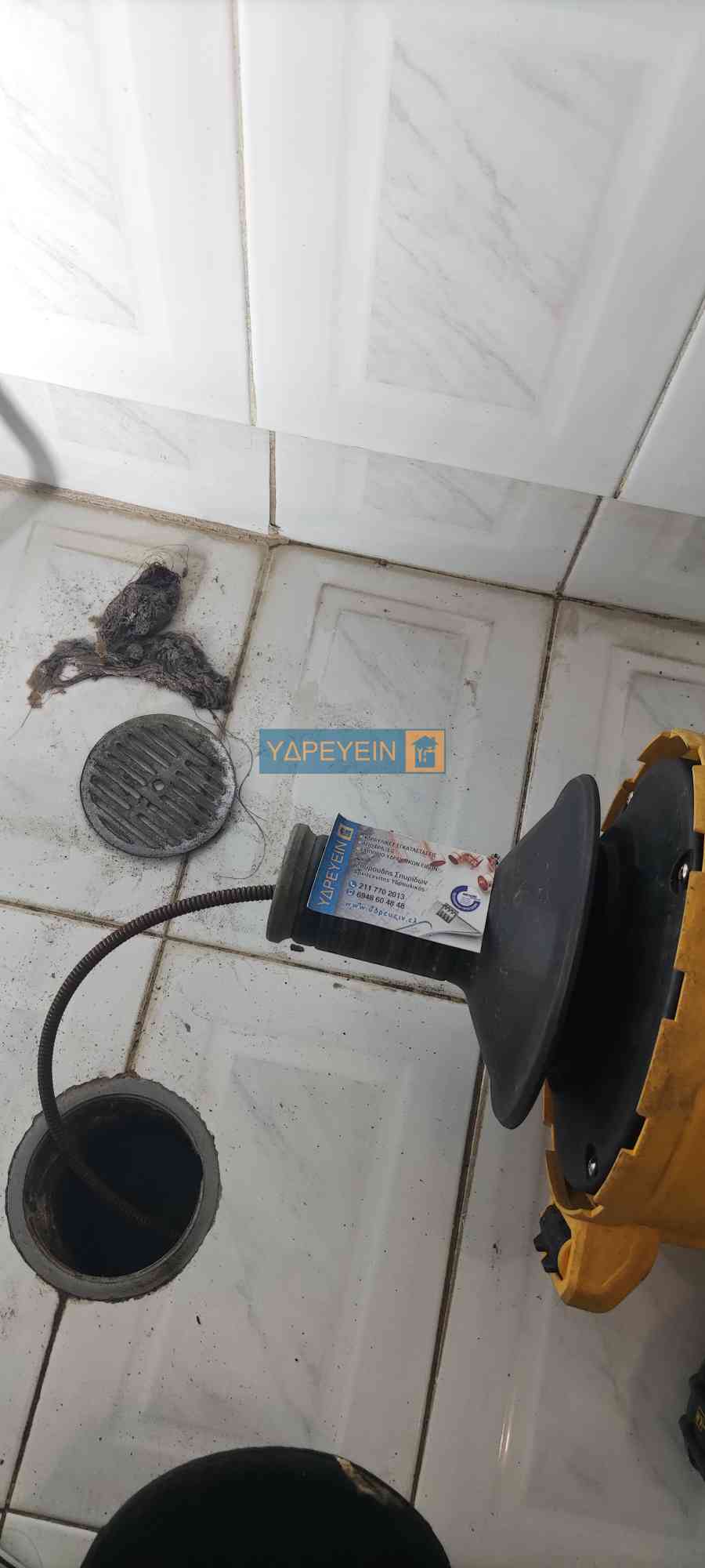 Επαγγελματίας υδραυλικός χρησιμοποιεί εργαλεία για απόφραξη